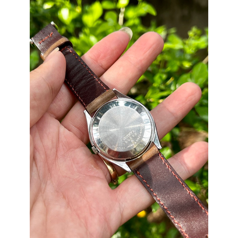 Đồng hồ Seiko pin QZ mặt trắng trải tia đồng tâm giá rẻ
