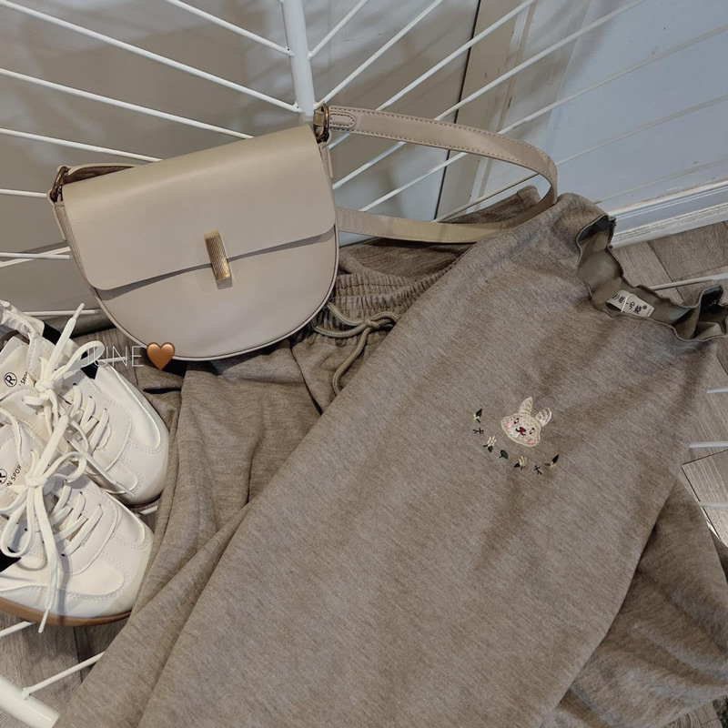 Màu nâu- Bô tăm zip nâu bèo cổ thêu thỏ