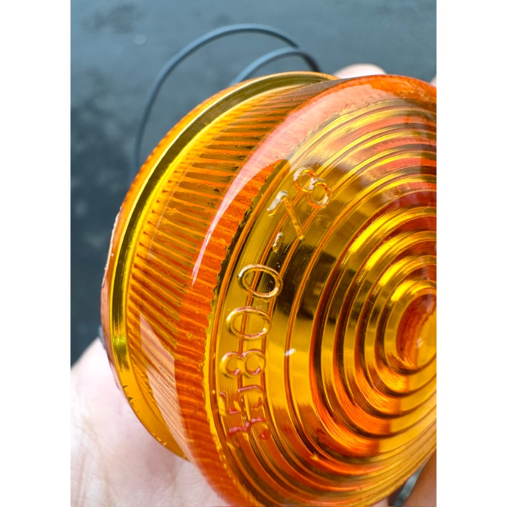 XI NHAN TRƯỚC XE CUB ÉN LÙN