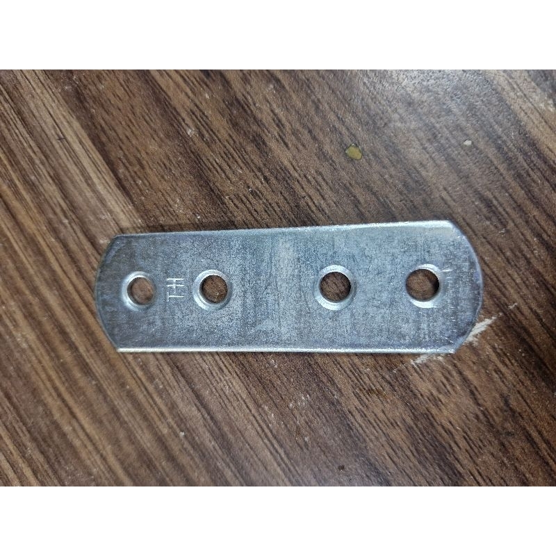 1 cái ke thẳng dài 8cm bản 2,4cm