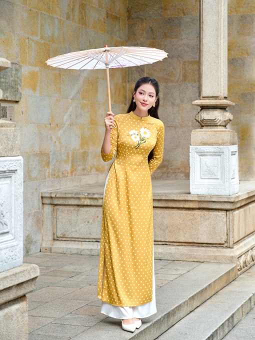 Áo dài lụa truyền thống chấm bi vàng thêu hoa cúc Orchid - AT26B092