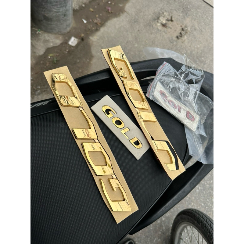 Tem chữ GOLD mạ vàng dán trang trí xe
