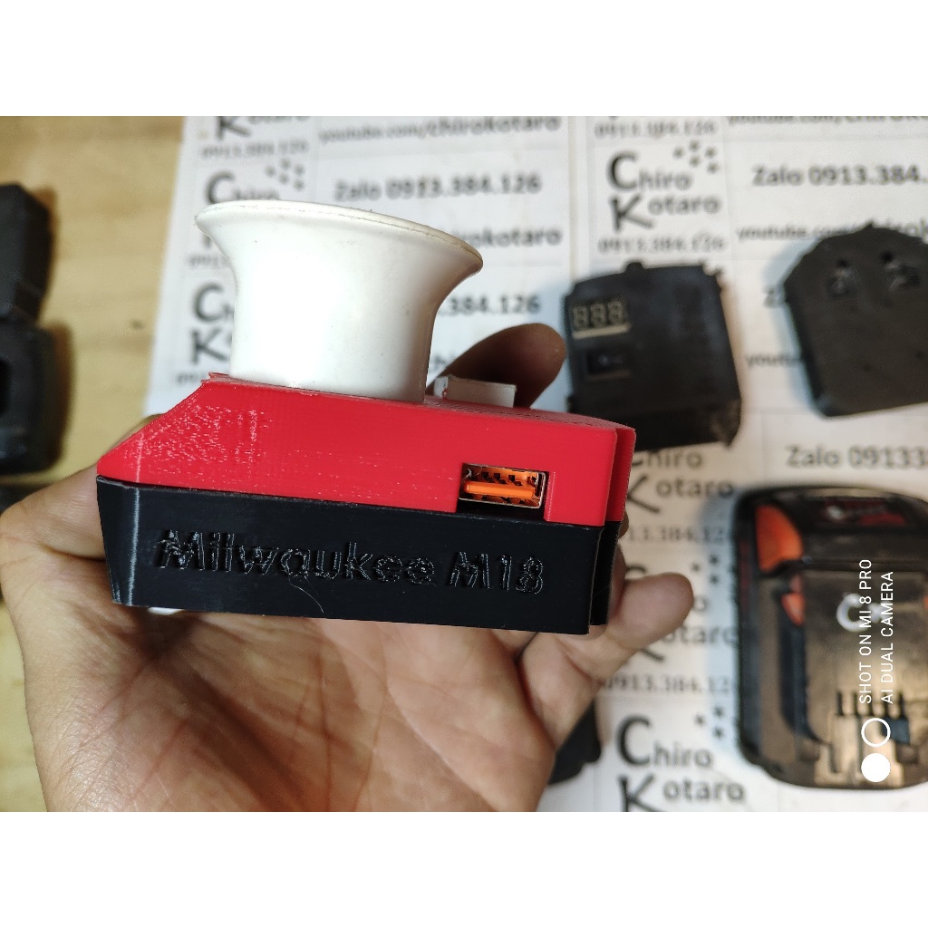 Đế sạc pin Milwaukee M18 li-ion bản QC E27 với đầu ra USB QC 3.0, đèn E27 và DC out