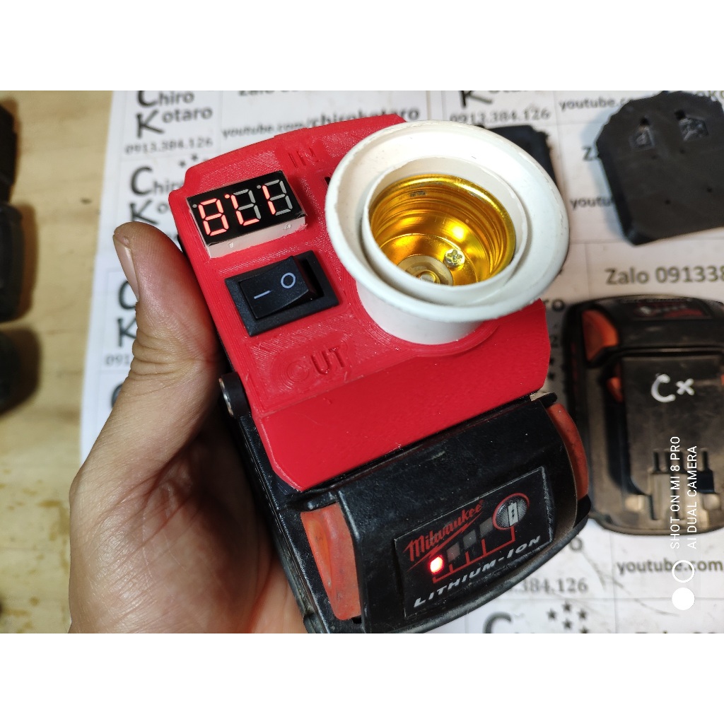 Đế sạc pin Milwaukee M18 li-ion bản QC E27 với đầu ra USB QC 3.0, đèn E27 và DC out