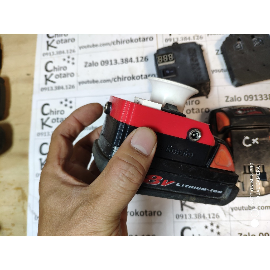 Đế sạc pin Milwaukee M18 li-ion bản QC E27 với đầu ra USB QC 3.0, đèn E27 và DC out