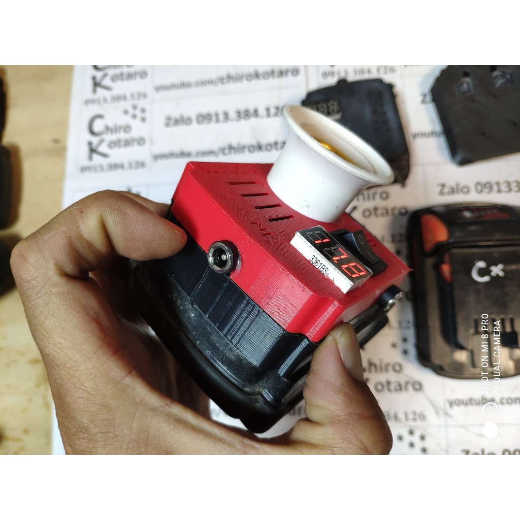 Đế sạc pin Milwaukee M18 li-ion bản QC E27 với đầu ra USB QC 3.0, đèn E27 và DC out