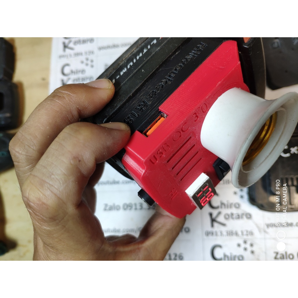 Đế sạc pin Milwaukee M18 li-ion bản QC E27 với đầu ra USB QC 3.0, đèn E27 và DC out