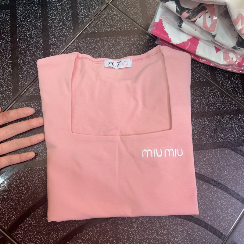 Áo thun cổ vuông tay ngắn dáng ôm thêu chữ