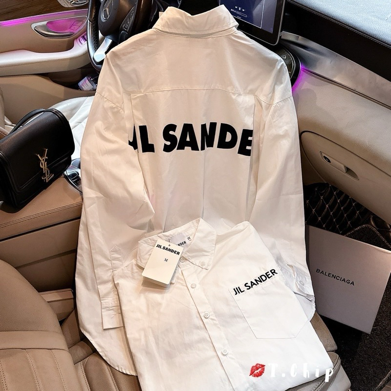 Áo sơmi thô trắng dáng suông giấu quần viêng chữ