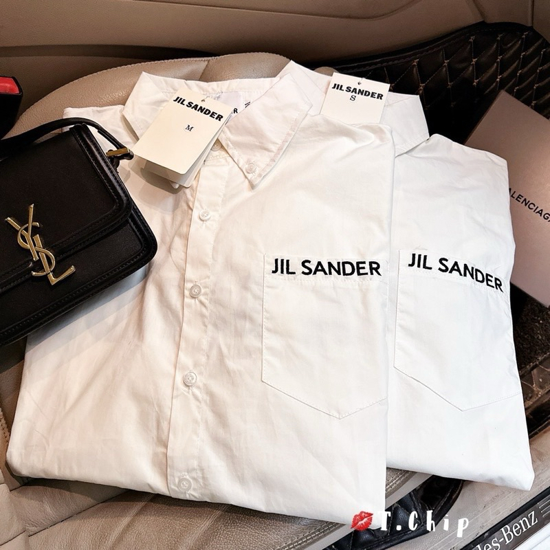 Áo sơmi thô trắng dáng suông giấu quần viêng chữ