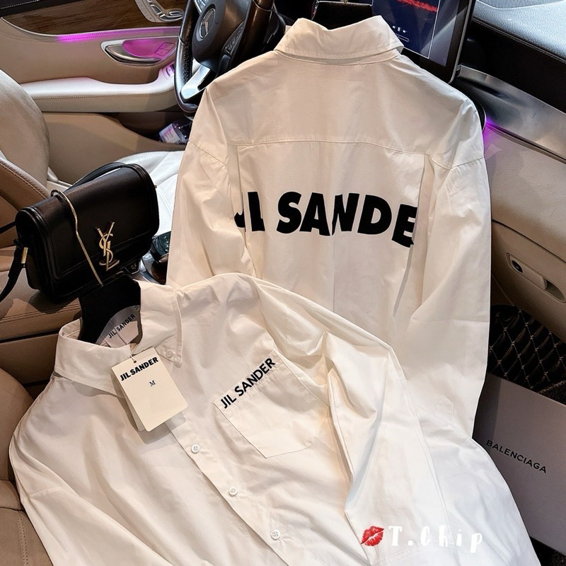 Áo sơmi thô trắng dáng suông giấu quần viêng chữ