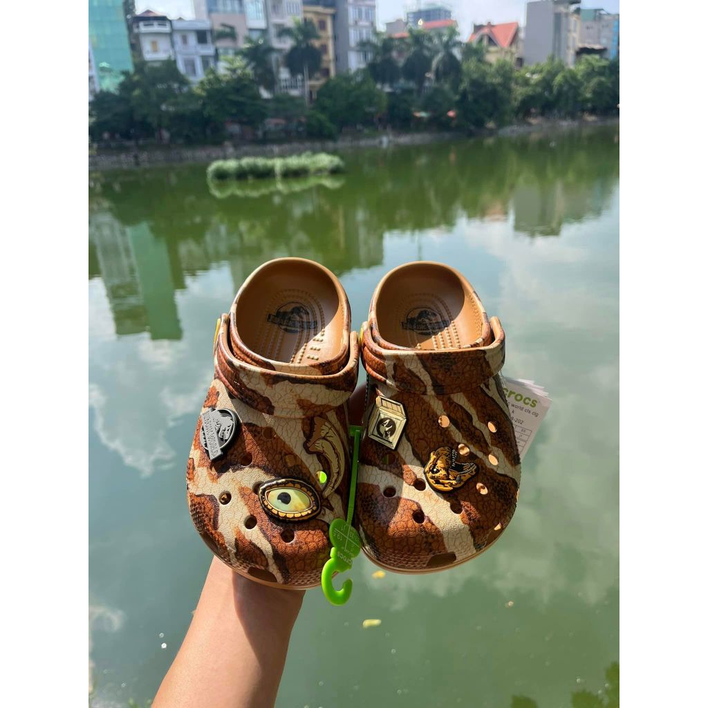 Sục Crocss Jurrasic Ward Kid - Sục Đi Chơi Đi Biển Trẻ Em Khủng Long - Tặng Bộ Jibits Hãng