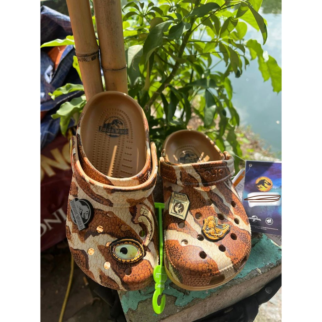 Sục Crocss Jurrasic Ward Kid - Sục Đi Chơi Đi Biển Trẻ Em Khủng Long - Tặng Bộ Jibits Hãng