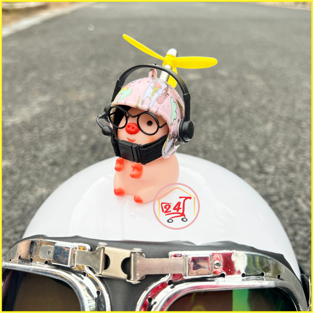 Phiên Bản Đặc Biệt. Heo dán mũ bảo hiểm, kèm miếng dán, kính, tai nghe. Dán mũ bảo hiểm, dán xe, dán ô tô. PHIÊN BẢN DÁN