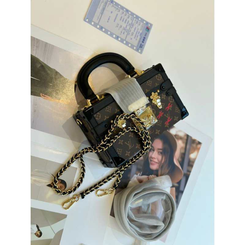 Túi hoa nâu viền đinh quai xách M46755