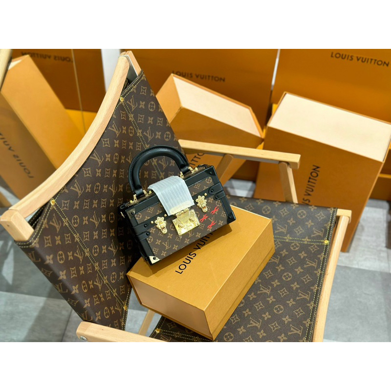 Túi hoa nâu viền đinh quai xách M46755