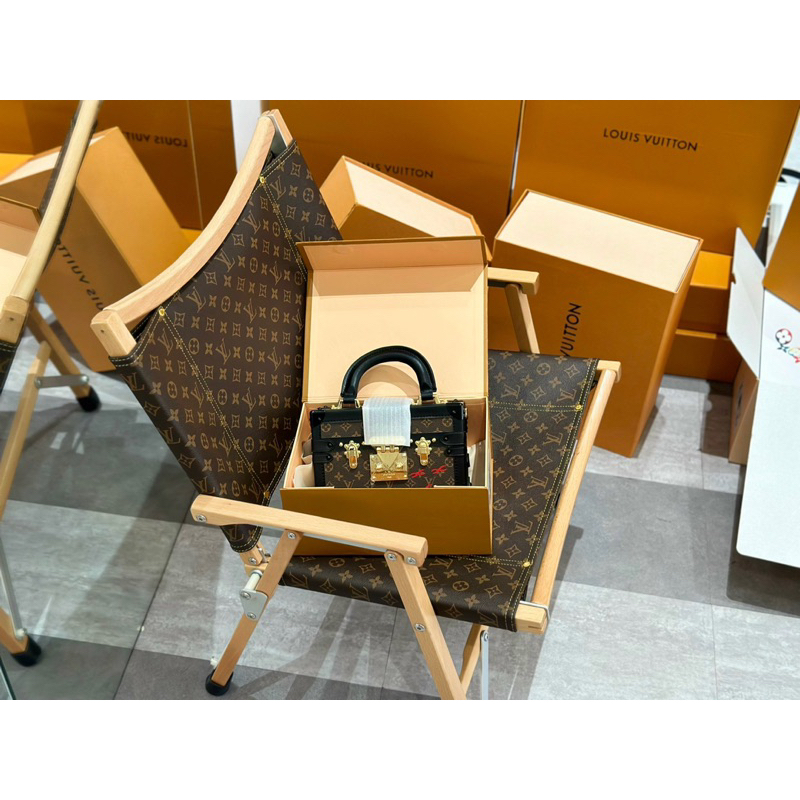 Túi hoa nâu viền đinh quai xách M46755