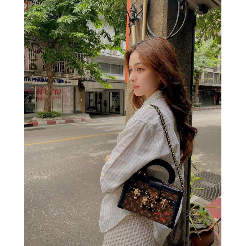 Túi hoa nâu viền đinh quai xách M46755