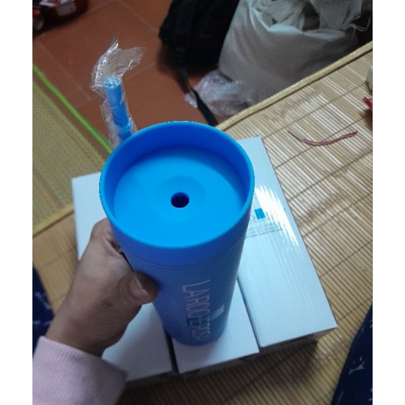 Bình nước nhựa màu xanh có ống hút - La roche posay