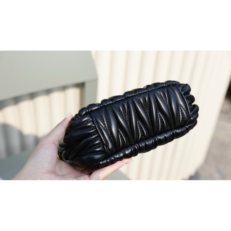 Túi MIU HOBO KẸP NÁCH CHẤT LIỆU DA LÌ MỀM MỊN