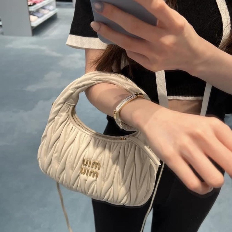 Túi MIU HOBO KẸP NÁCH CHẤT LIỆU DA LÌ MỀM MỊN