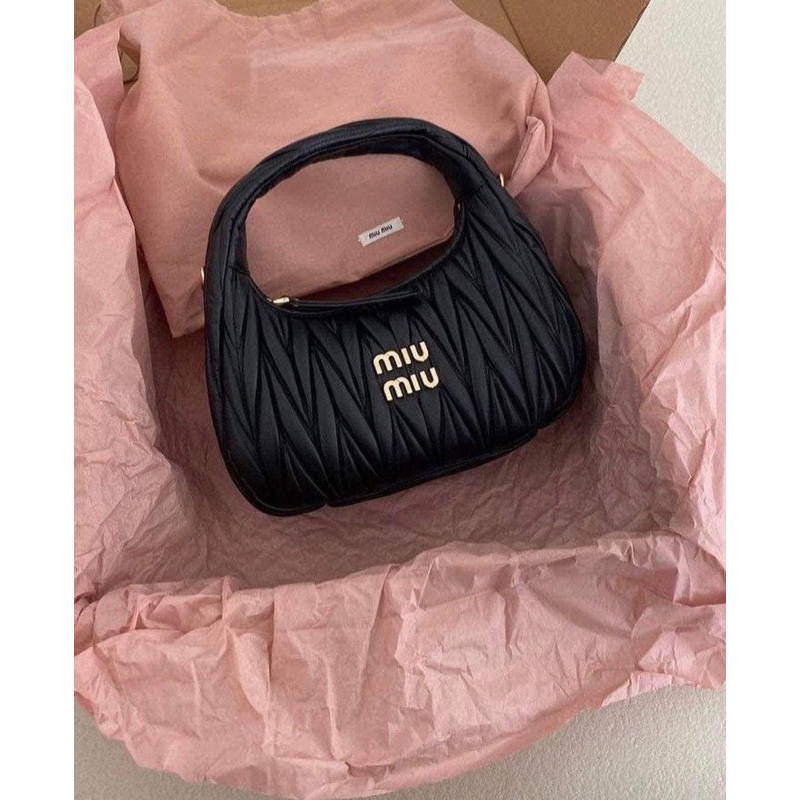 Túi MIU HOBO KẸP NÁCH CHẤT LIỆU DA LÌ MỀM MỊN