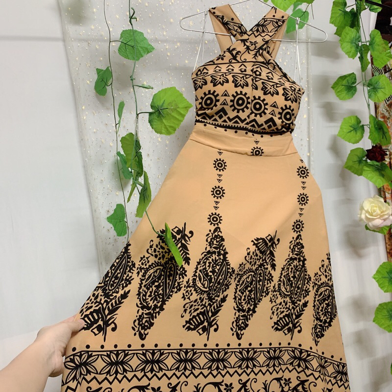 Đầm cổ yếm chéo