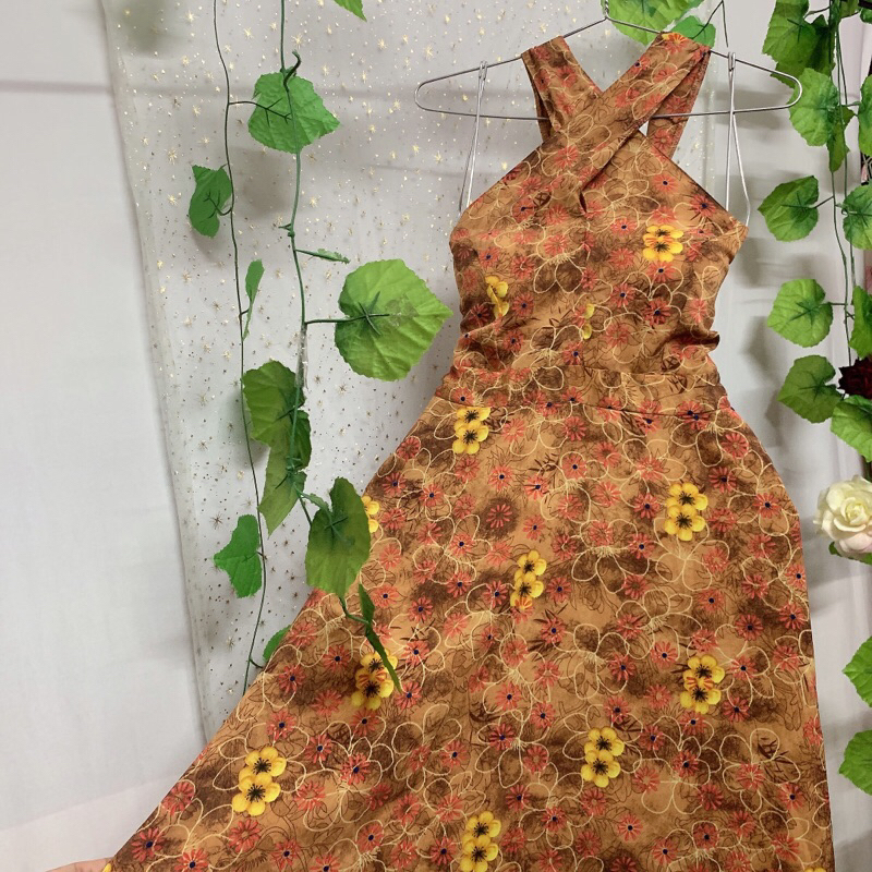 Đầm cổ yếm chéo