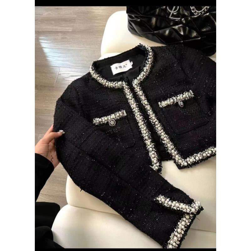 Áo khoác dạ tweed đen croptop tay dài phối viền trắng đính ngọc