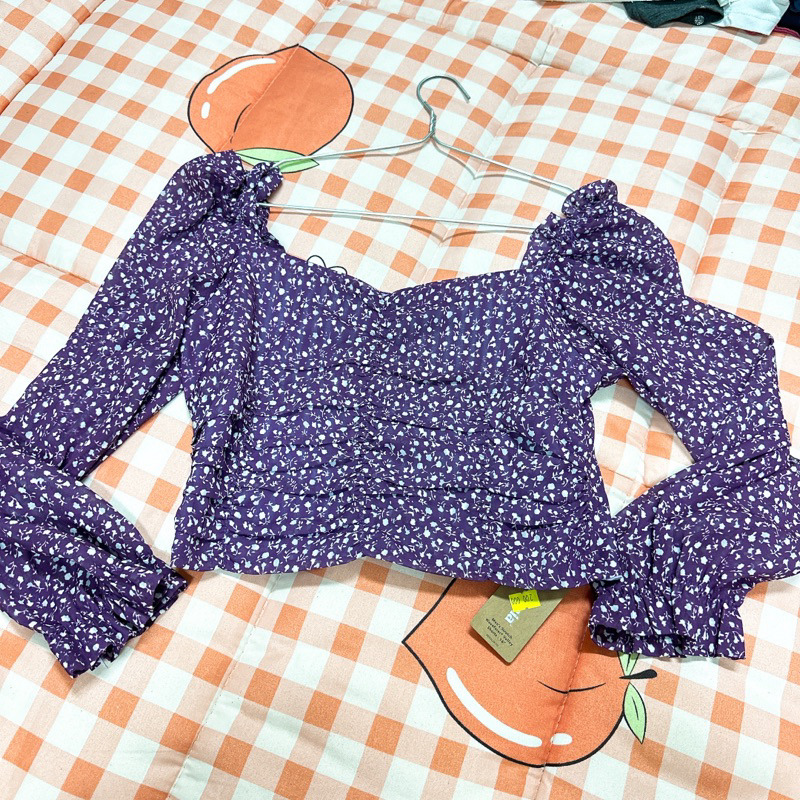 Áo kiểu nữ dáng ngắn màu tím tay dài , phía sau có bo thun