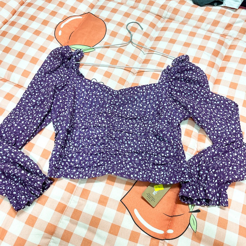 Áo kiểu nữ dáng ngắn màu tím tay dài , phía sau có bo thun