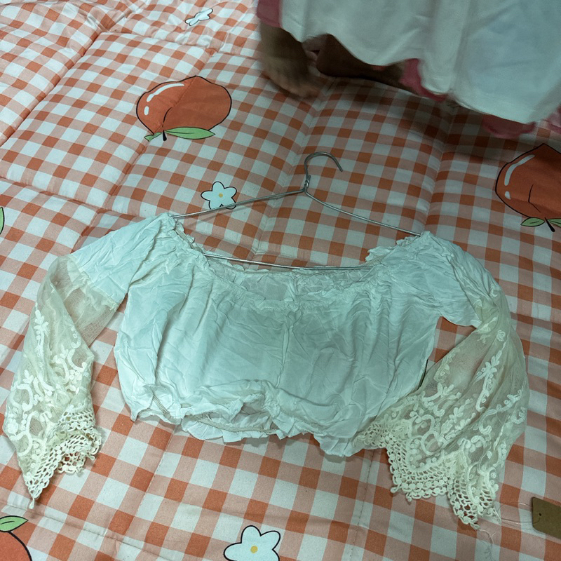 Áo trắng tay dài trễ vai hàng tặng không bán