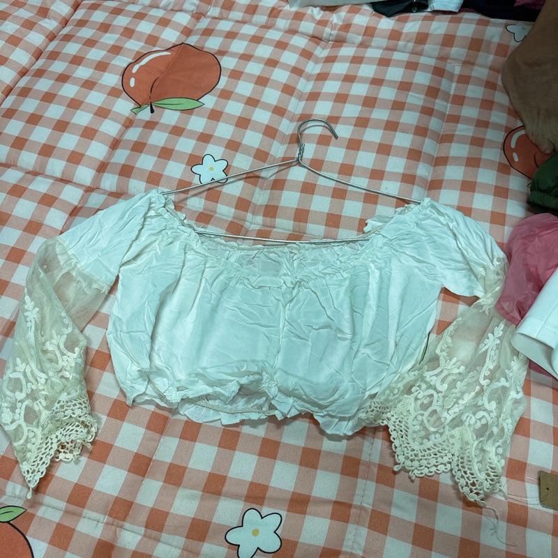 Áo trắng tay dài trễ vai hàng tặng không bán