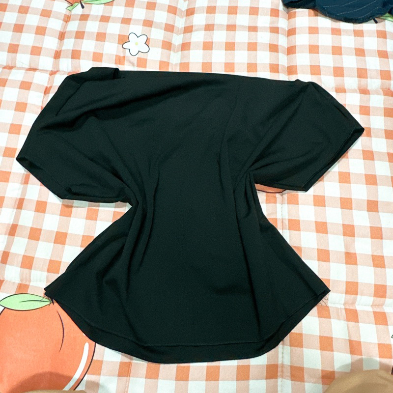 Áo màu đen cánh dơi,  cổ đỗ , cổ thuyền rất đẹp sang trọng