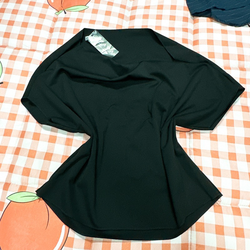 Áo màu đen cánh dơi,  cổ đỗ , cổ thuyền rất đẹp sang trọng