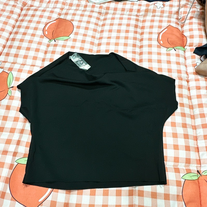 Áo màu đen cánh dơi,  cổ đỗ , cổ thuyền rất đẹp sang trọng