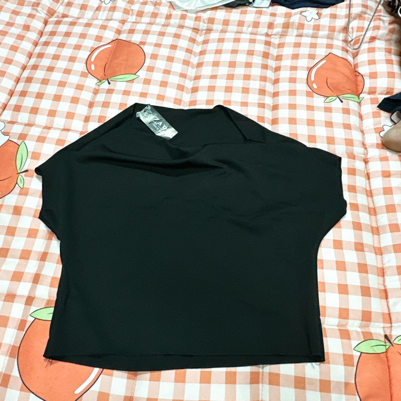 Áo màu đen cánh dơi,  cổ đỗ , cổ thuyền rất đẹp sang trọng