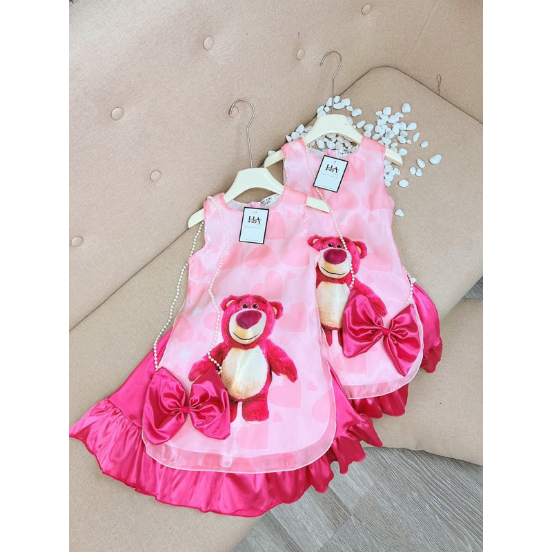 Bộ cách tân gấu dâu ba lỗ cực mát cho bé gái