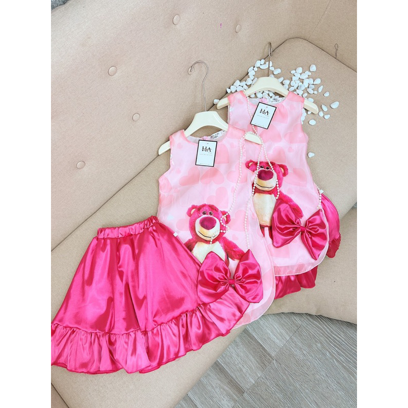 Bộ cách tân gấu dâu ba lỗ cực mát cho bé gái