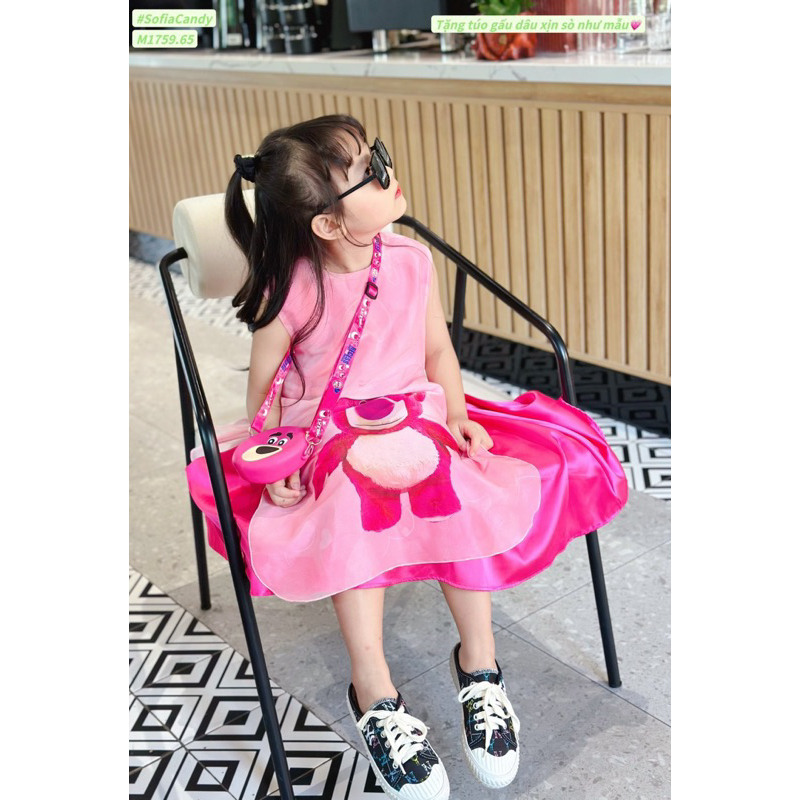 Bộ cách tân gấu dâu ba lỗ cực mát cho bé gái