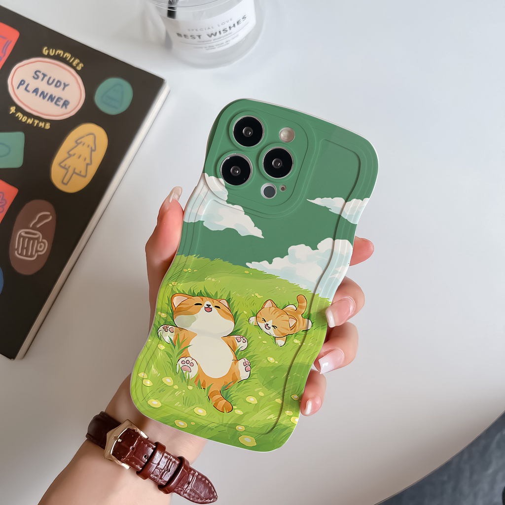 Ốp iphone Viền Gợn Sóng mèo rong chơi thảm cỏ xanh dễ thương iPhone 15 14 XR 13 11 12 Pro Max 8 7 6 6S Plus X Xs Max
