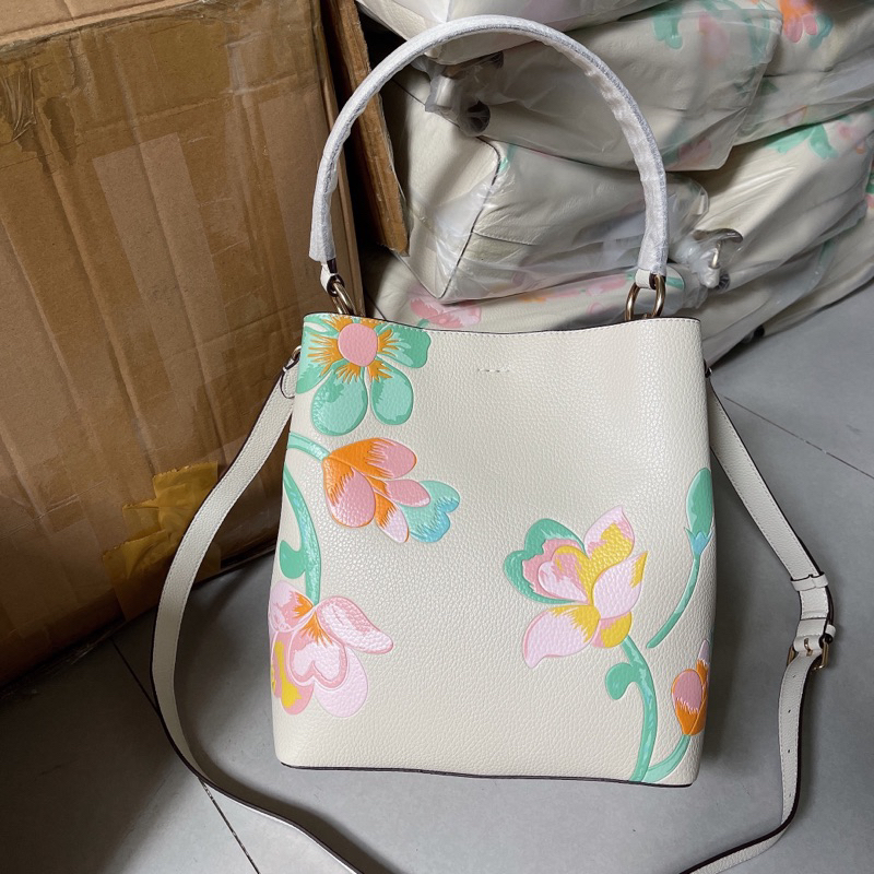 Túi xách dáng bucket hoa nổi