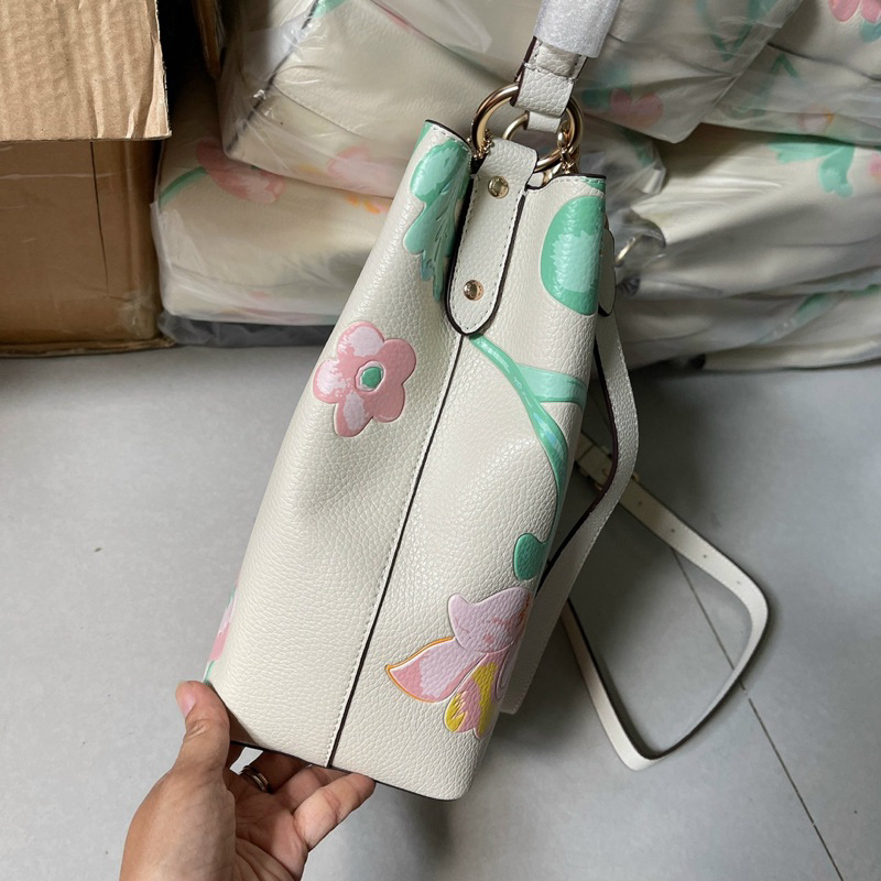 Túi xách dáng bucket hoa nổi