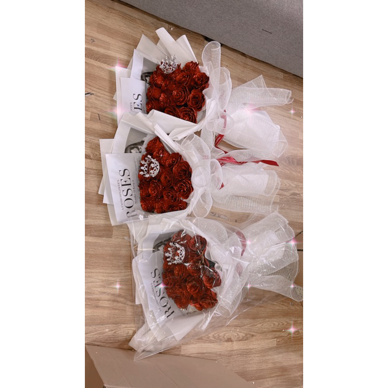 Hoa nhũ bó 15 bông kèm vương miện y ảnh