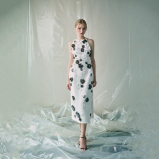 MAVEN - Váy trắng dáng dài cổ tròn đính kết hoa Nelson Dress