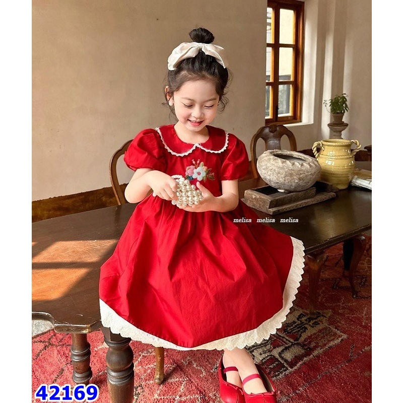 Đầm Melisa đỏ hoa xinh lắm.