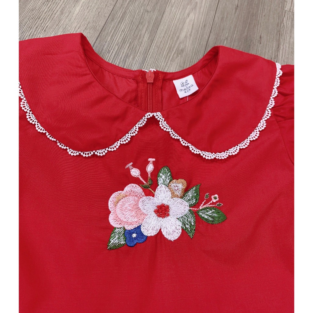 Đầm Melisa đỏ hoa xinh lắm.