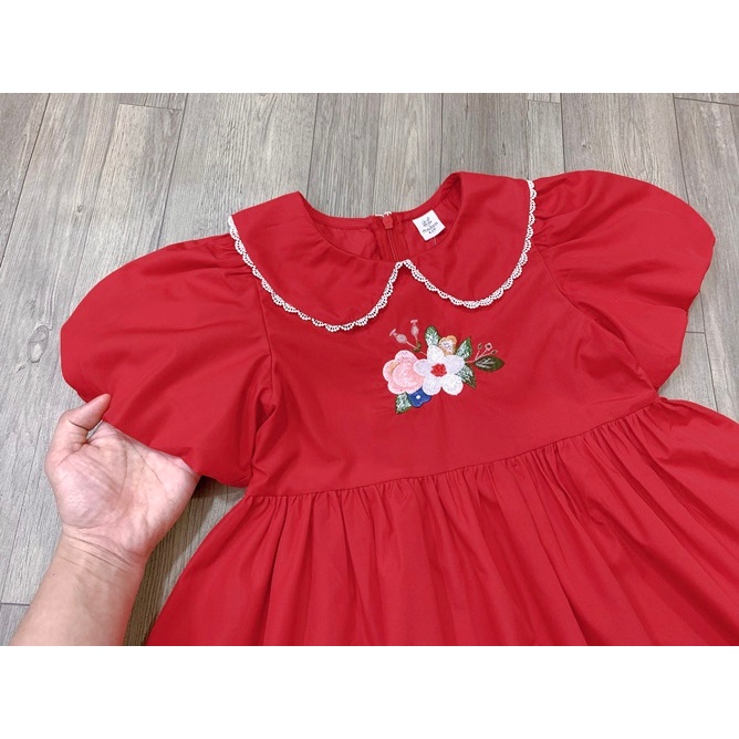 Đầm Melisa đỏ hoa xinh lắm.