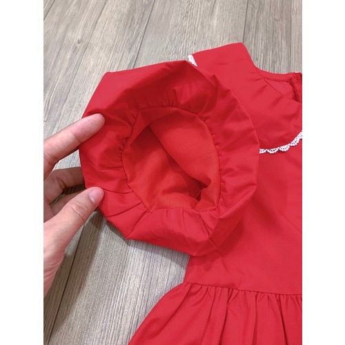 Đầm Melisa đỏ hoa xinh lắm.