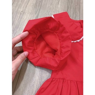 Đầm Melisa đỏ hoa xinh lắm.